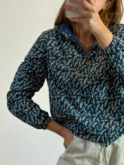 NICE THINGS .Chubasquero verde estampado