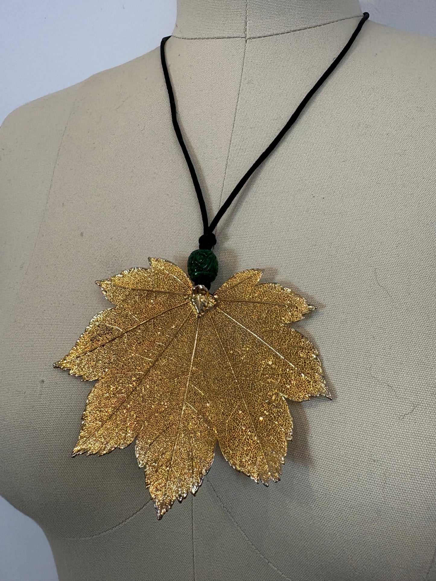 OTRAS. Collar ajustable hoja dorada