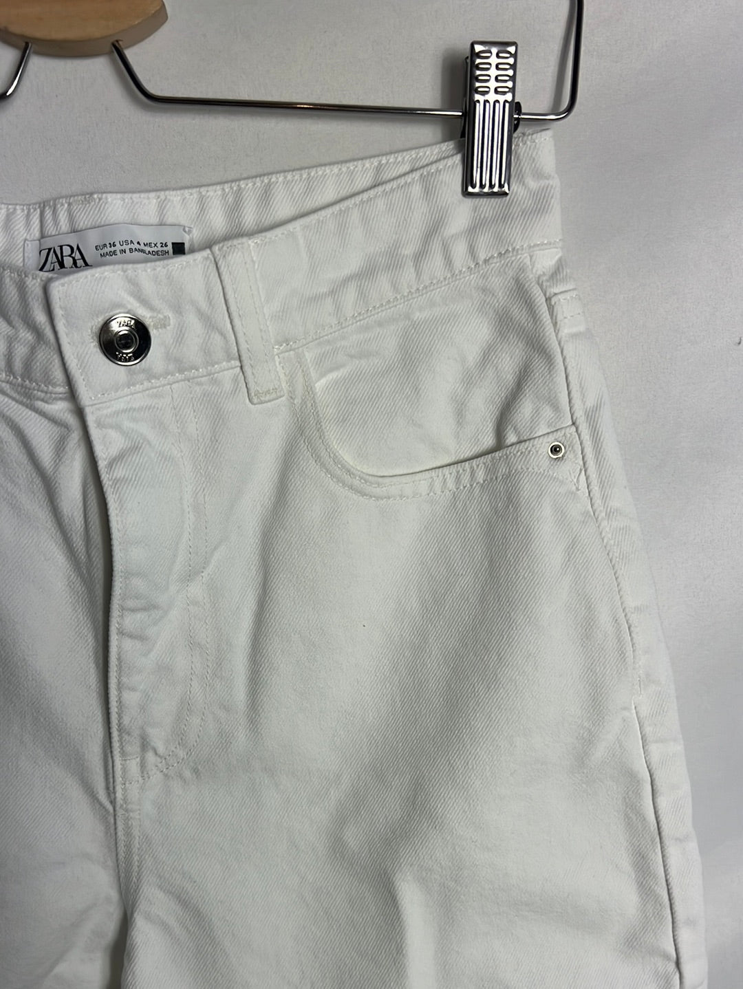ZARA. Bermudas blancas denim. T 36