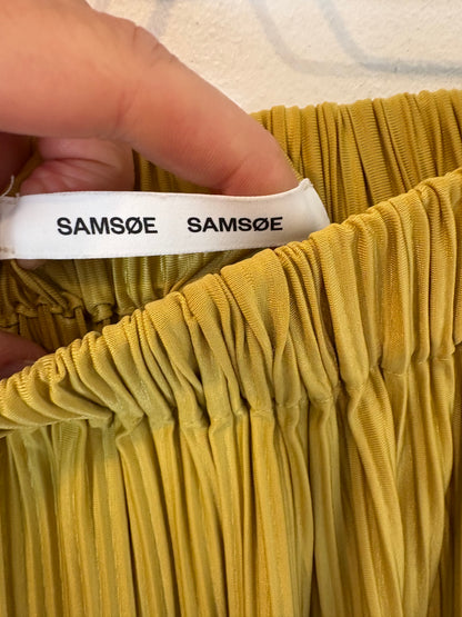 SAMSOE SAMSOE. Falda midi verde pistacho plisada. T S