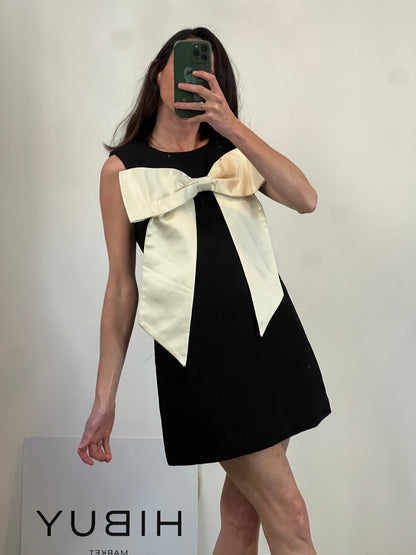 Vestido negro lazada