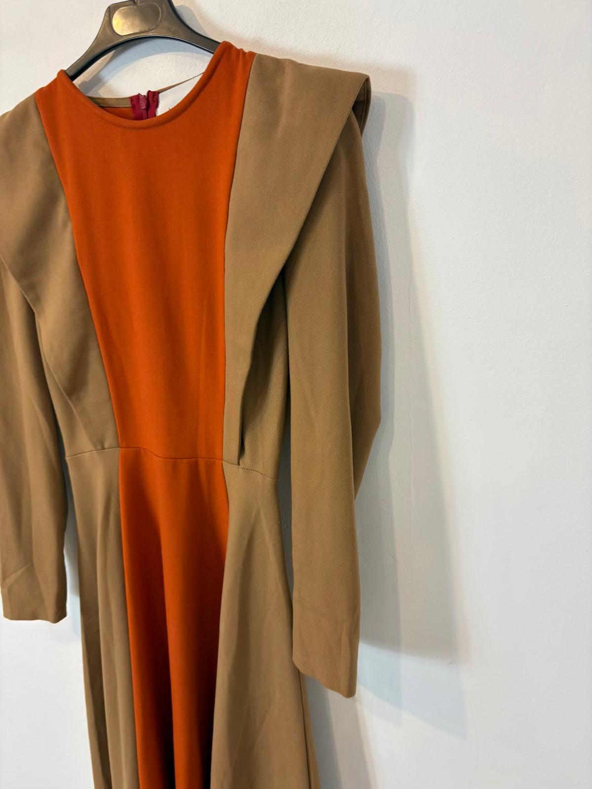 IQ COLLECTION. Vestido midi bicolor vuelo