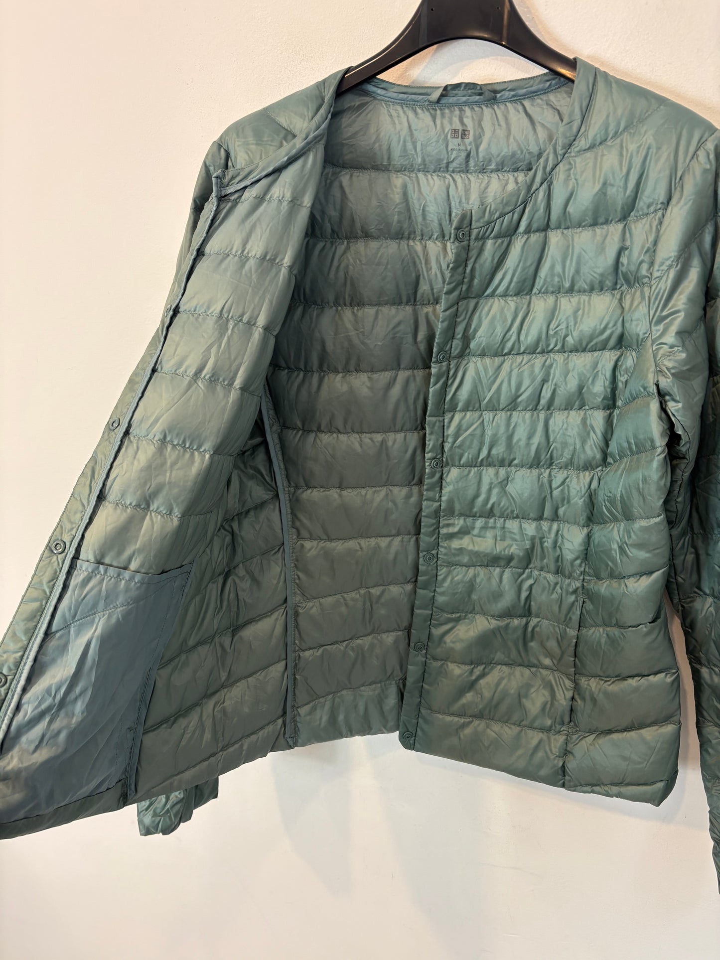 UNIQLO. Chaqueta plumas ultraligera verde claro
