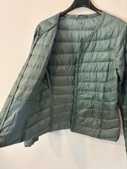 UNIQLO. Chaqueta plumas ultraligera verde claro
