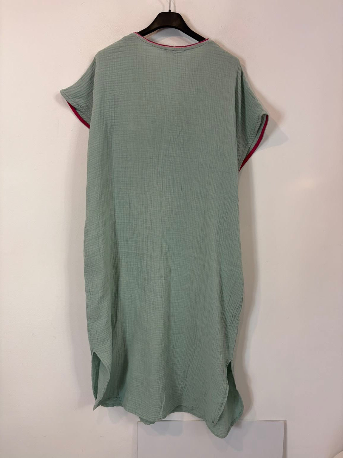 MARTA ANASTASIA .Vestido kaftán ribete fucsia