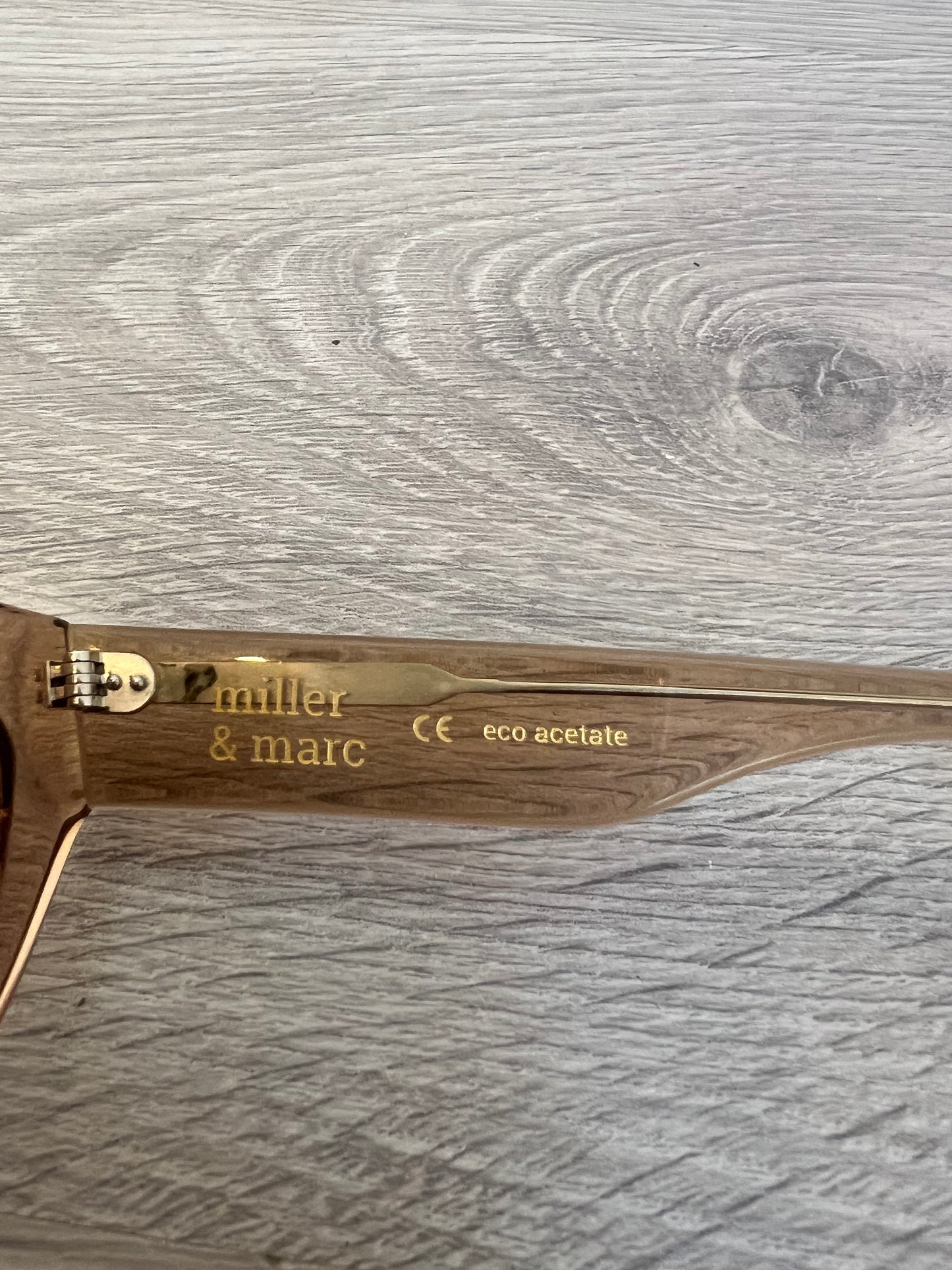 MILLER & MARC. Gafas de sol semitransparentes