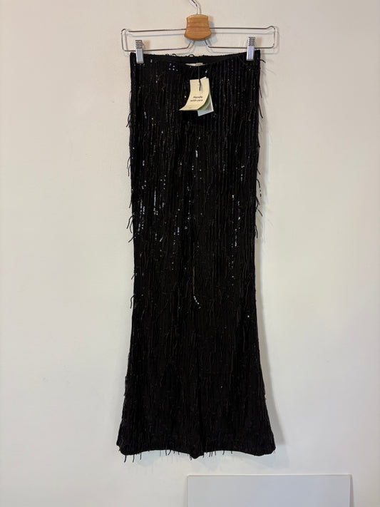 H&M. Pantalón negro lentejuelas y flecos