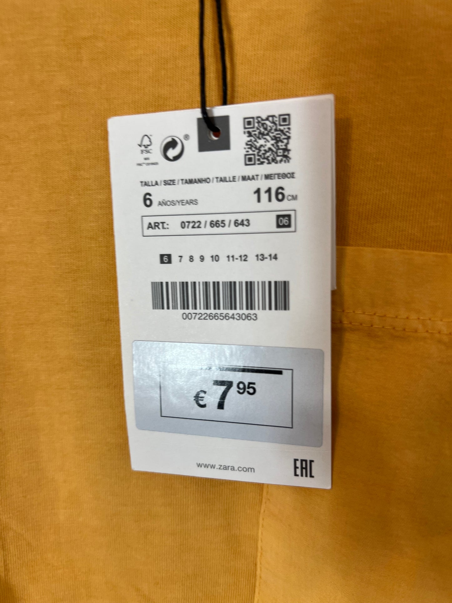 ZARA. Camiseta amarilla bolsillo. T 6 años