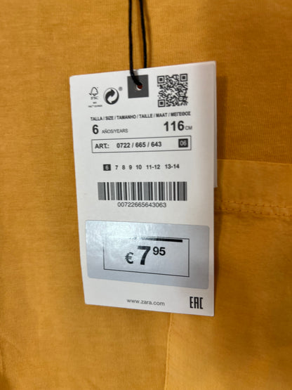 ZARA. Camiseta amarilla bolsillo. T 6 años