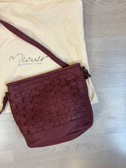 MICUIR. Bolso piel trenzada burdeos