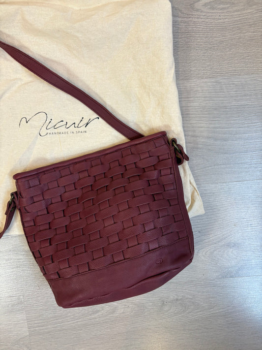 MICUIR. Bolso piel trenzada burdeos
