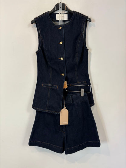 MESHKI . Conjunto denim chaleco y bermuda