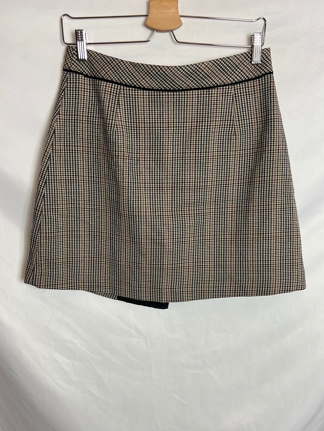 ZARA. Short buttoned plaid skirt. TM
