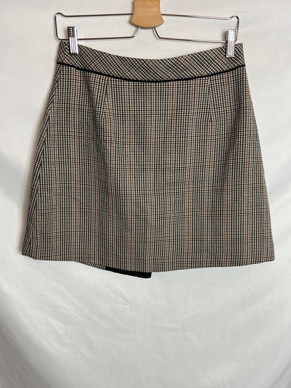 ZARA. Short buttoned plaid skirt. TM