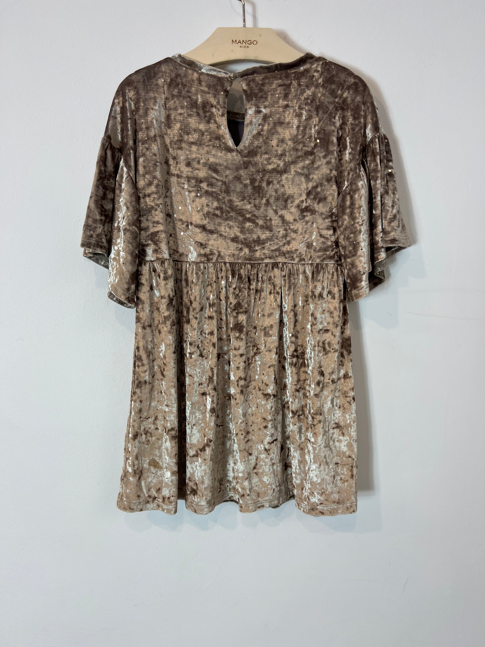MANGO. Flowy velvet dress. Size 5/6 years Hibuy market MANGO. Flowy velvet dress. Size 5/6 years Hibuy market