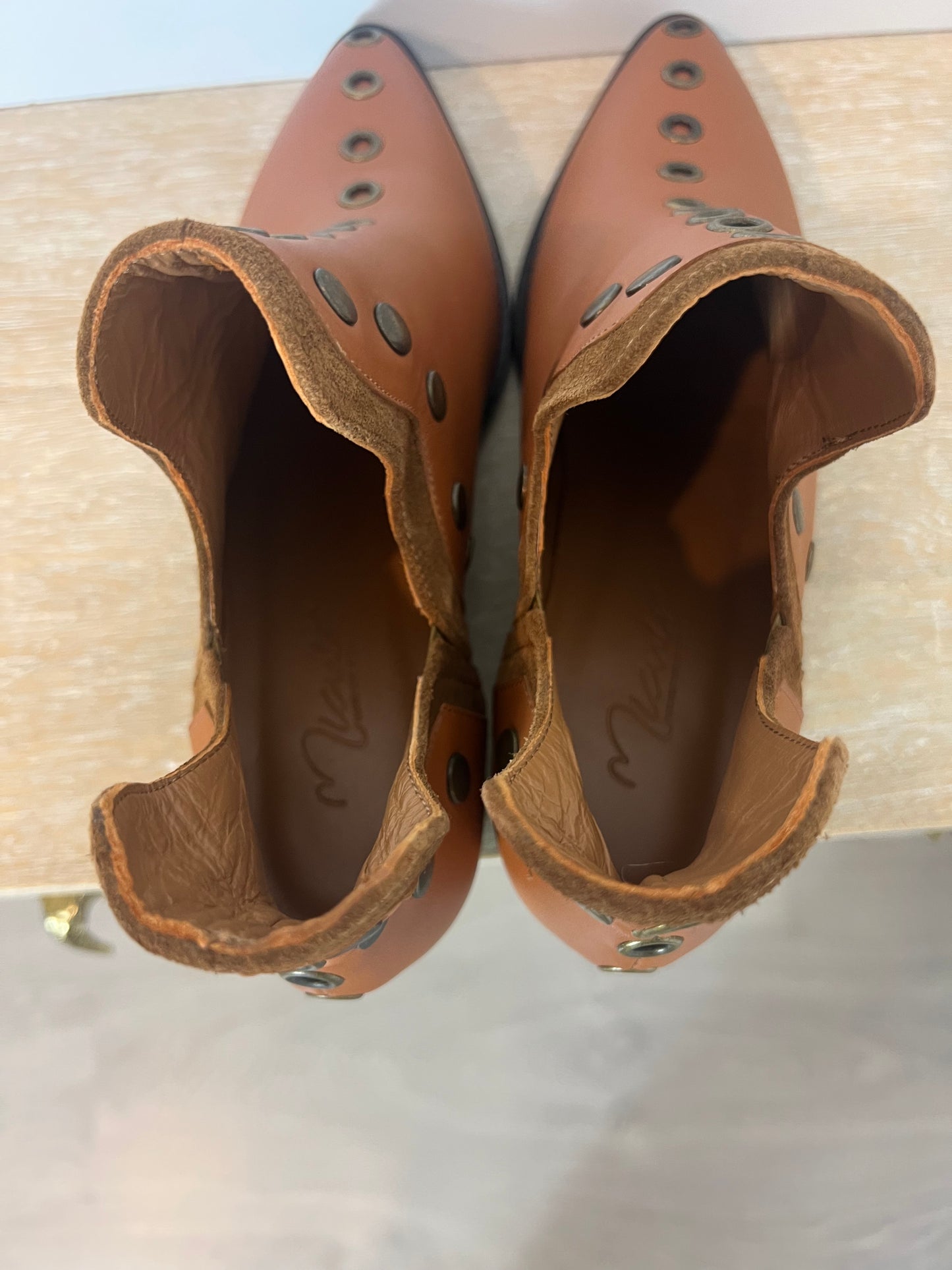 MICUIR. Botines camel tachuelas T.38