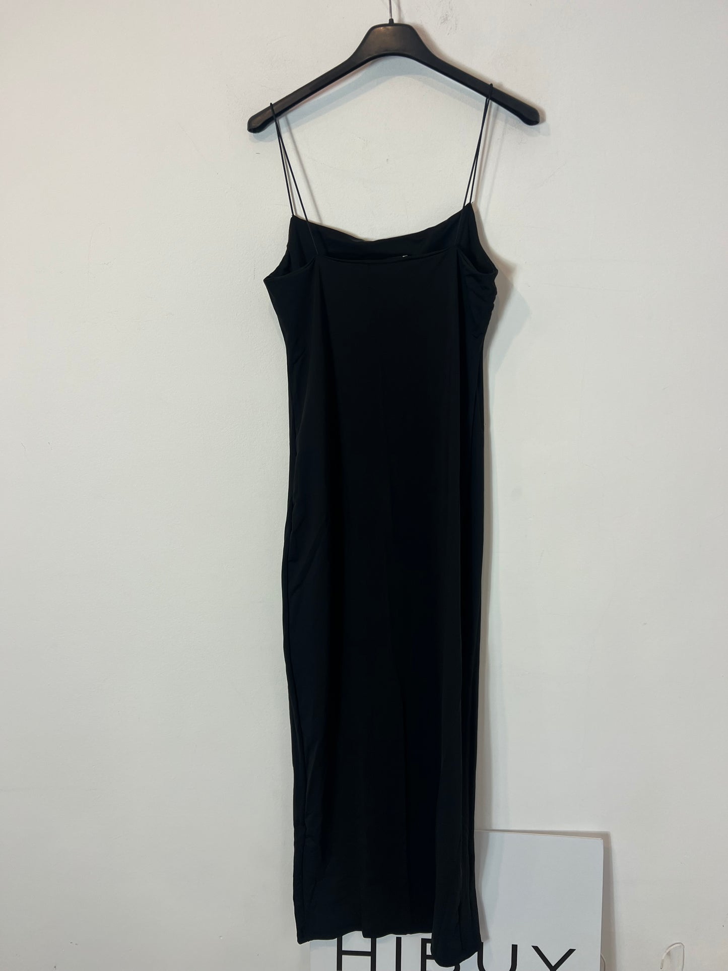 ZARA. Vestido midi negro elástico. T L