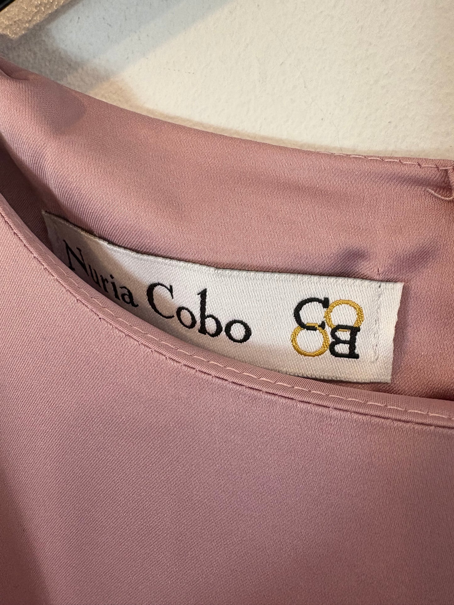 NURIA COBO. Blusa rosa satinada detalle manga