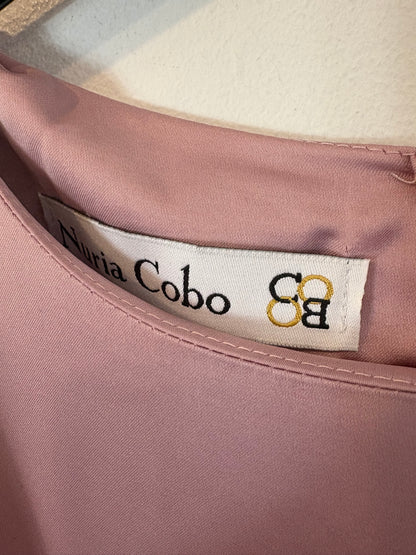 NURIA COBO. Blusa rosa satinada detalle manga