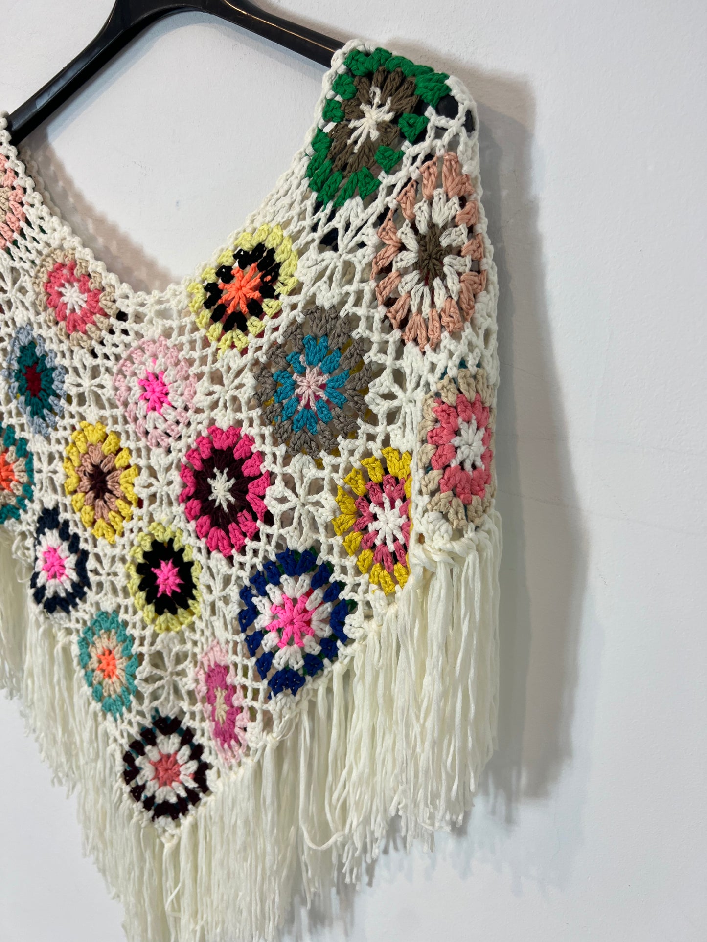 OTRAS. Poncho croché colores y flecos. T S