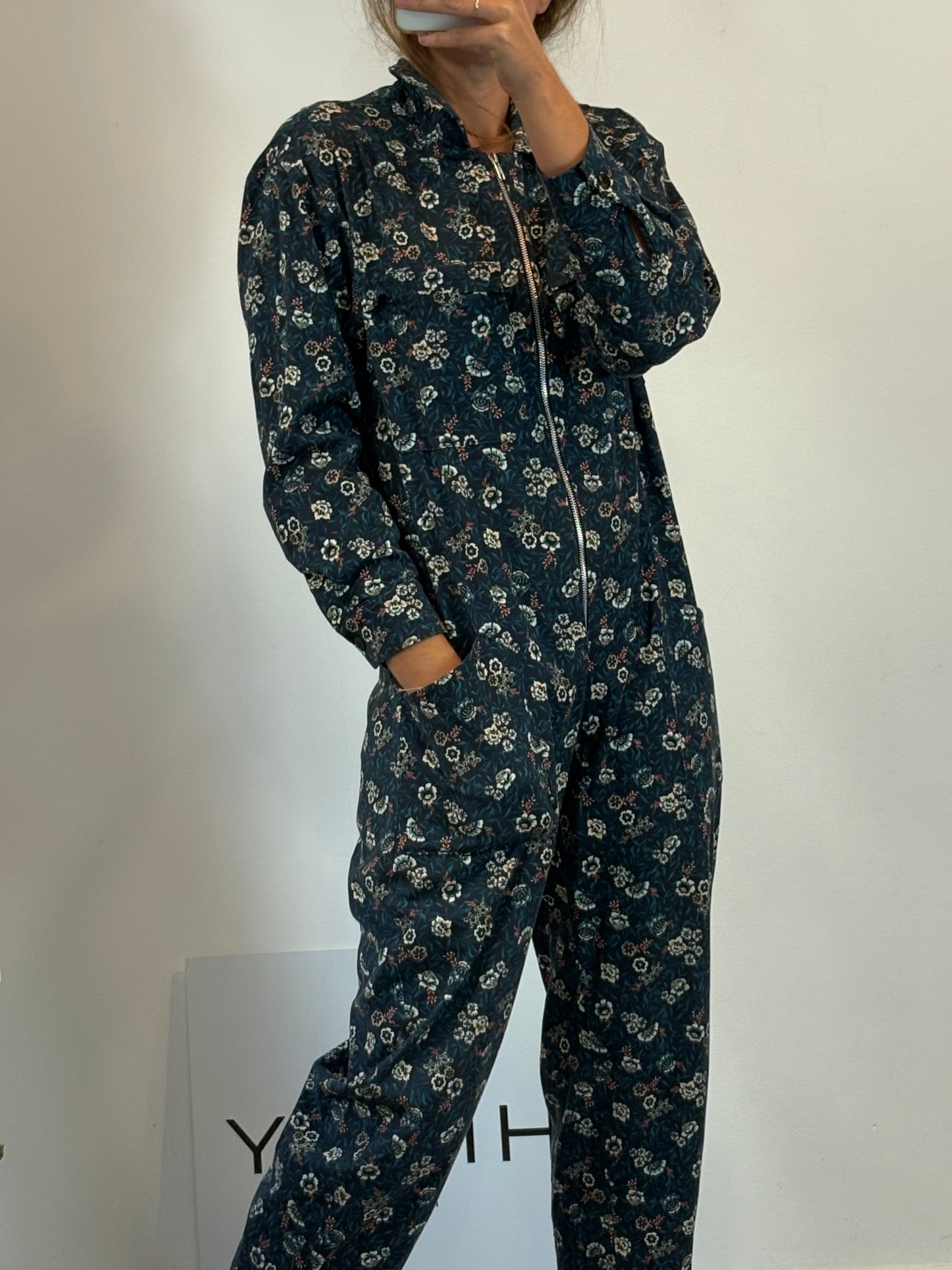 SOPHIE AND LUCIE. Mono largo flores