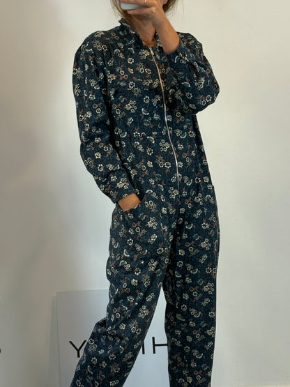 SOPHIE AND LUCIE. Mono largo flores