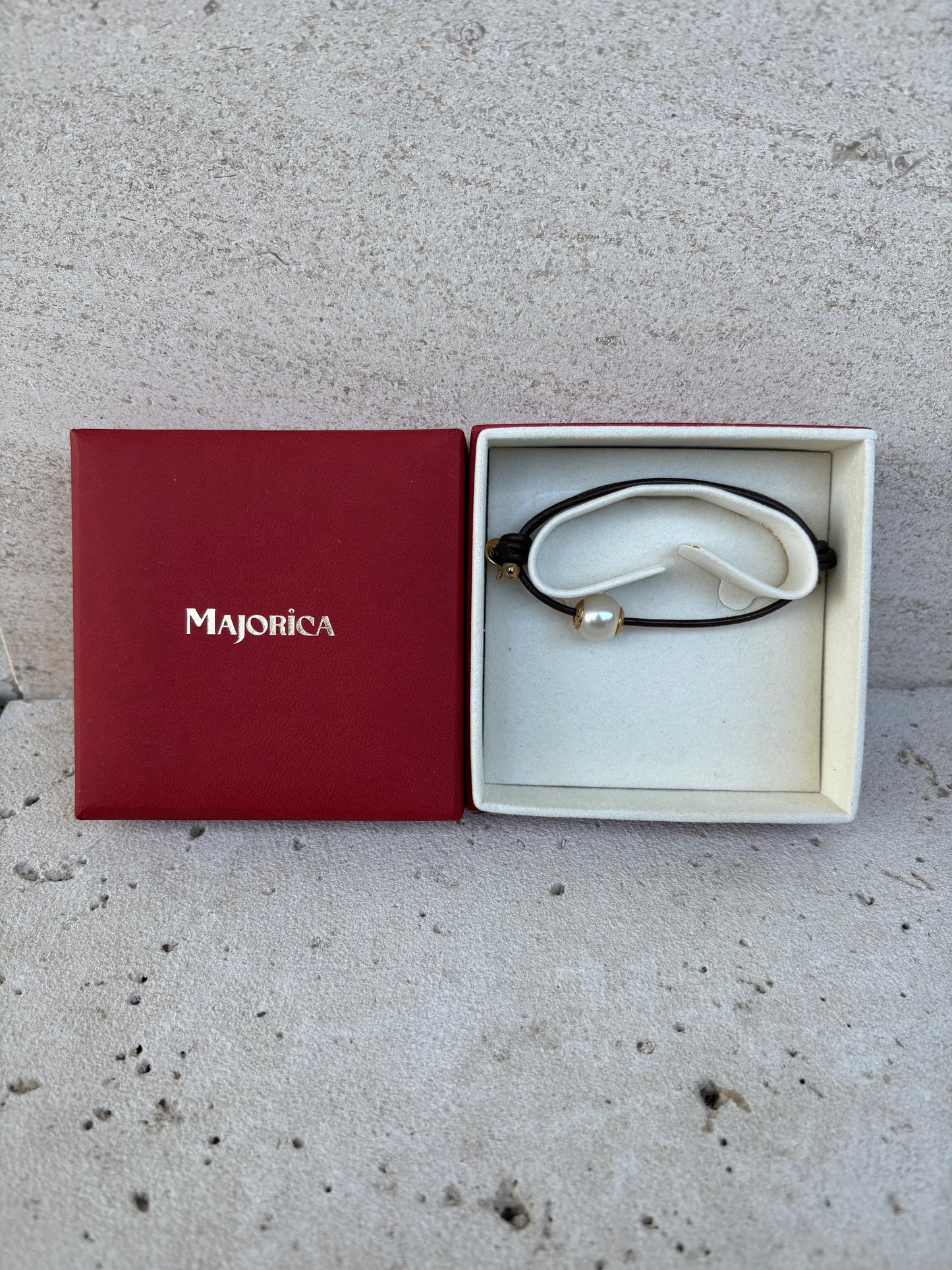 MAJORICA. Pulsera cuero perla