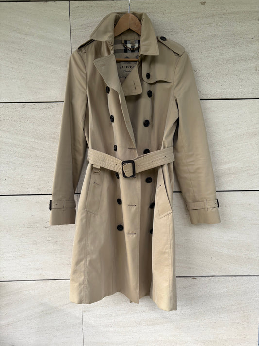 BURBERRYS. Gabardina beige doble botonadura