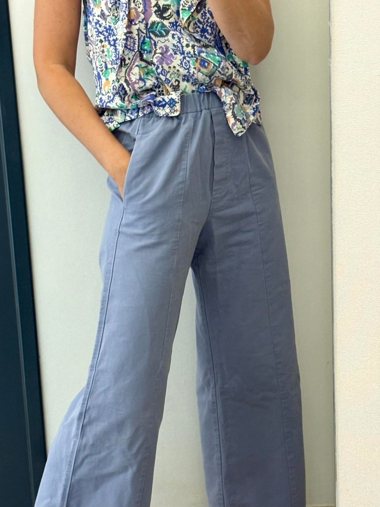 FORTE FORTE. Pantalón azul pata ancha