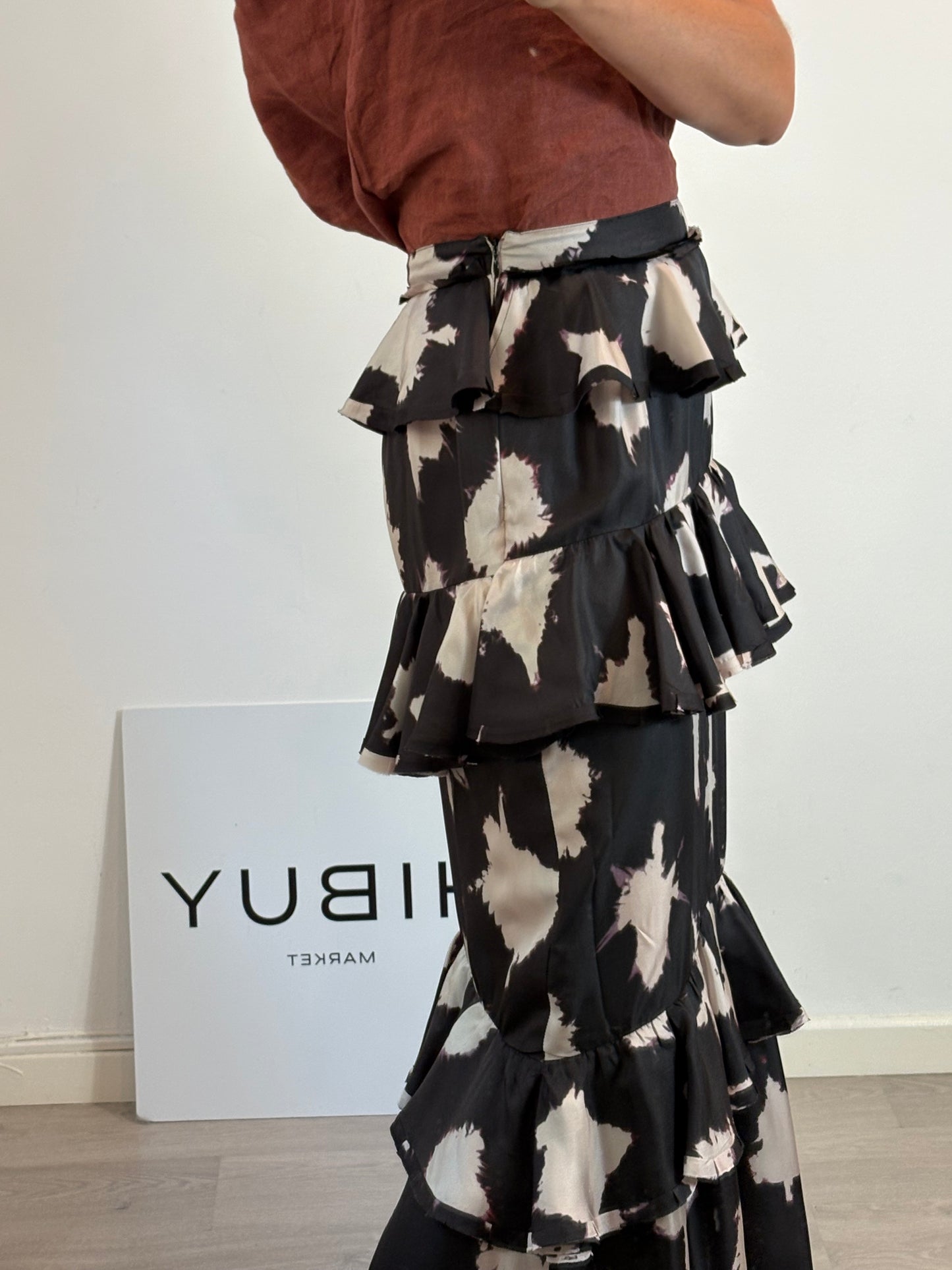 ULLA JOHNSON. Falda larga estampada volantes. T M