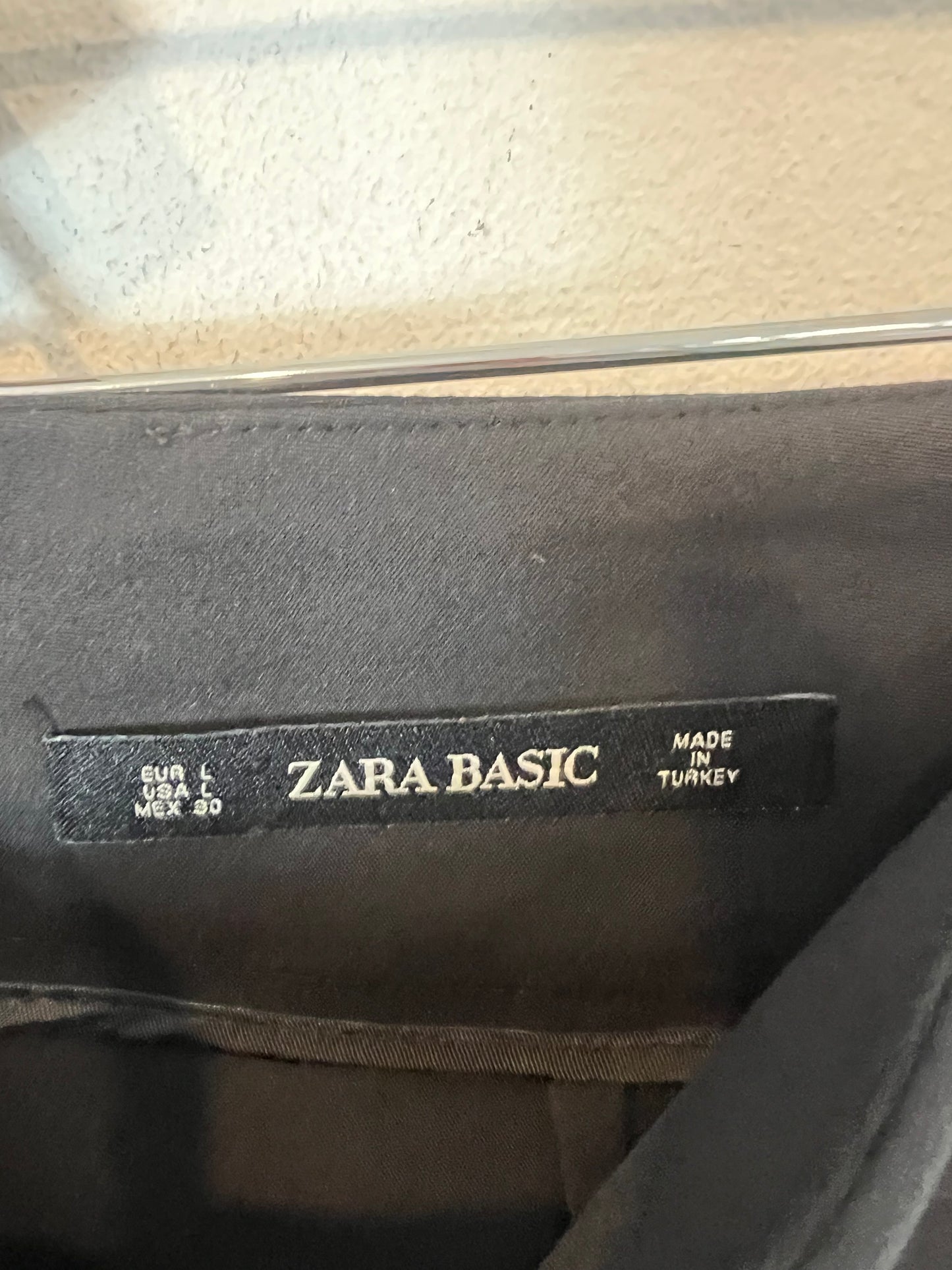 ZARA. Pantalón negro abalorios. T L