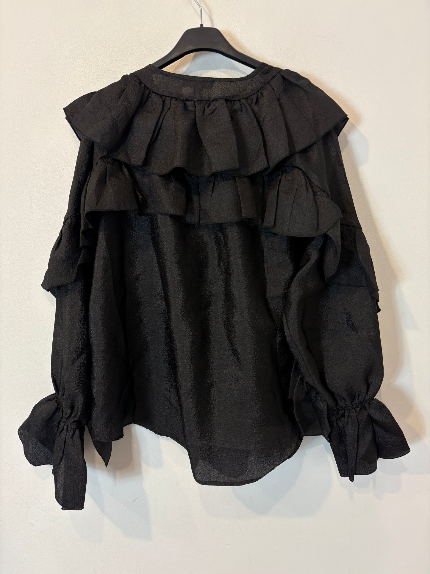 H&M. Blusa negra volantes