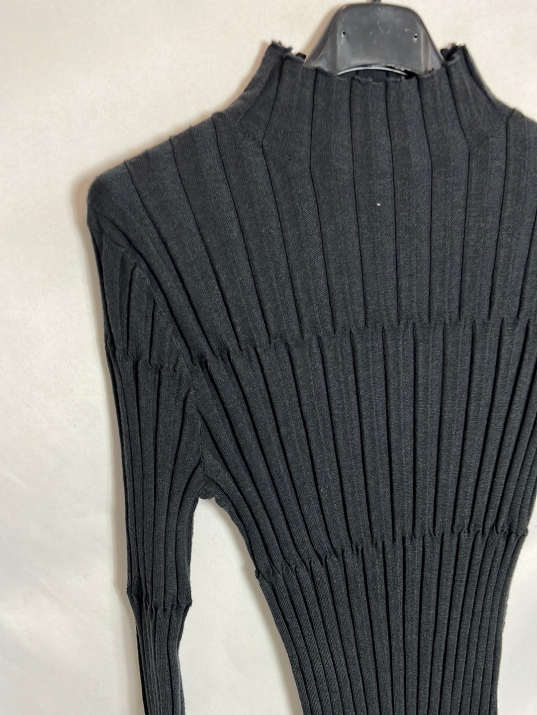 ZARA. Vestido corto canalé grisáceo . T M