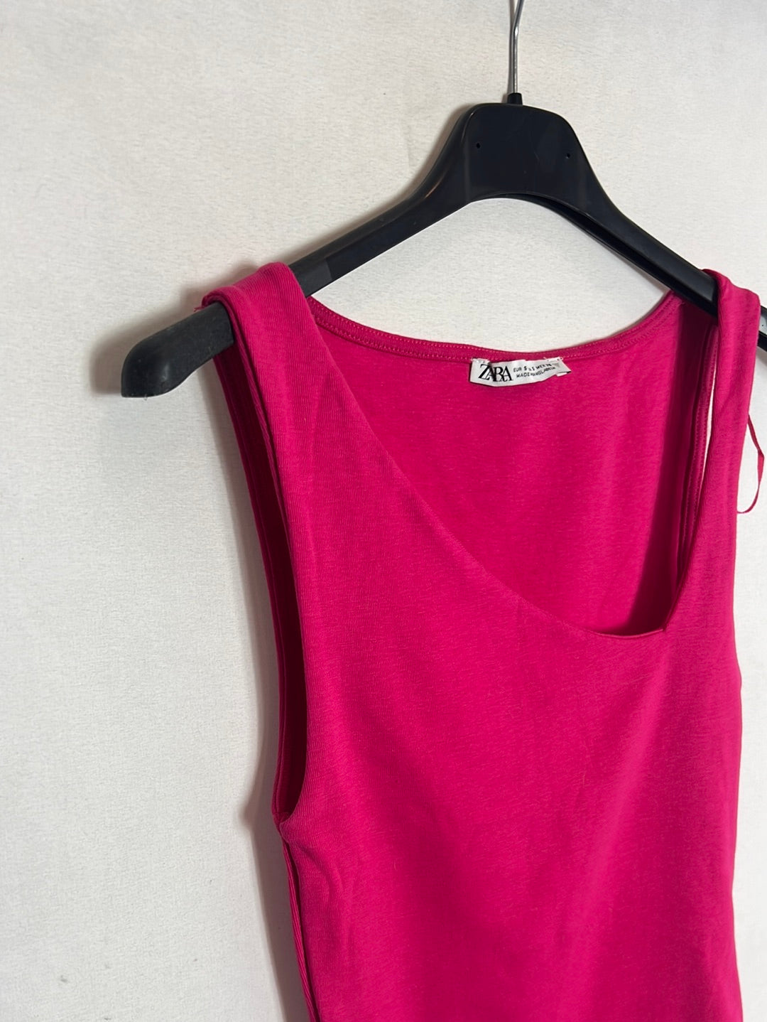 ZARA. Top rosa fucsia escote asimetrico . T S