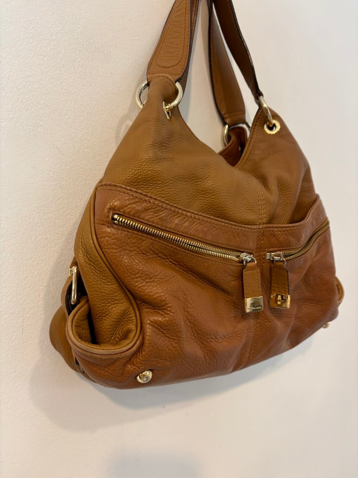 MICHAEL KORS. Bolso de hombro piel camel