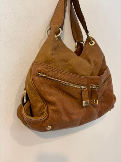 MICHAEL KORS. Bolso de hombro piel camel