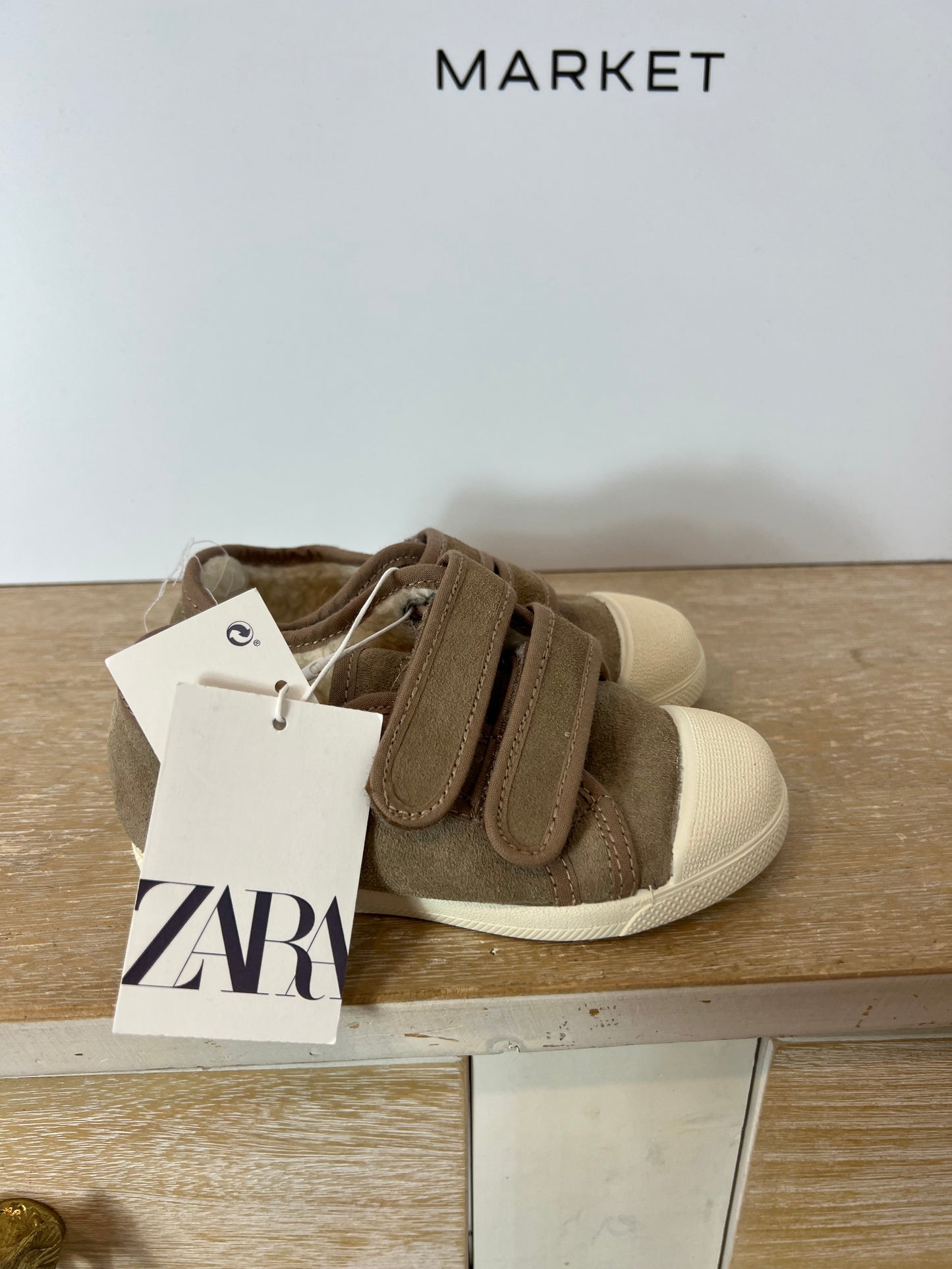 ZARA. Beige textured sneakers with Velcro. Size 25