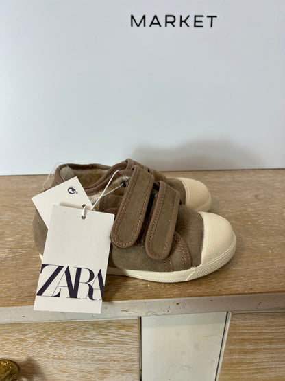 ZARA. Beige textured sneakers with Velcro. Size 25