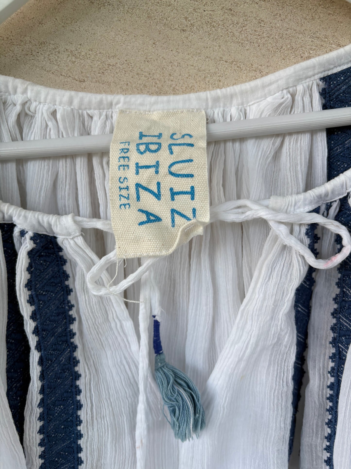 SLUIZ IBIZA. Blusa booho blanca bordados