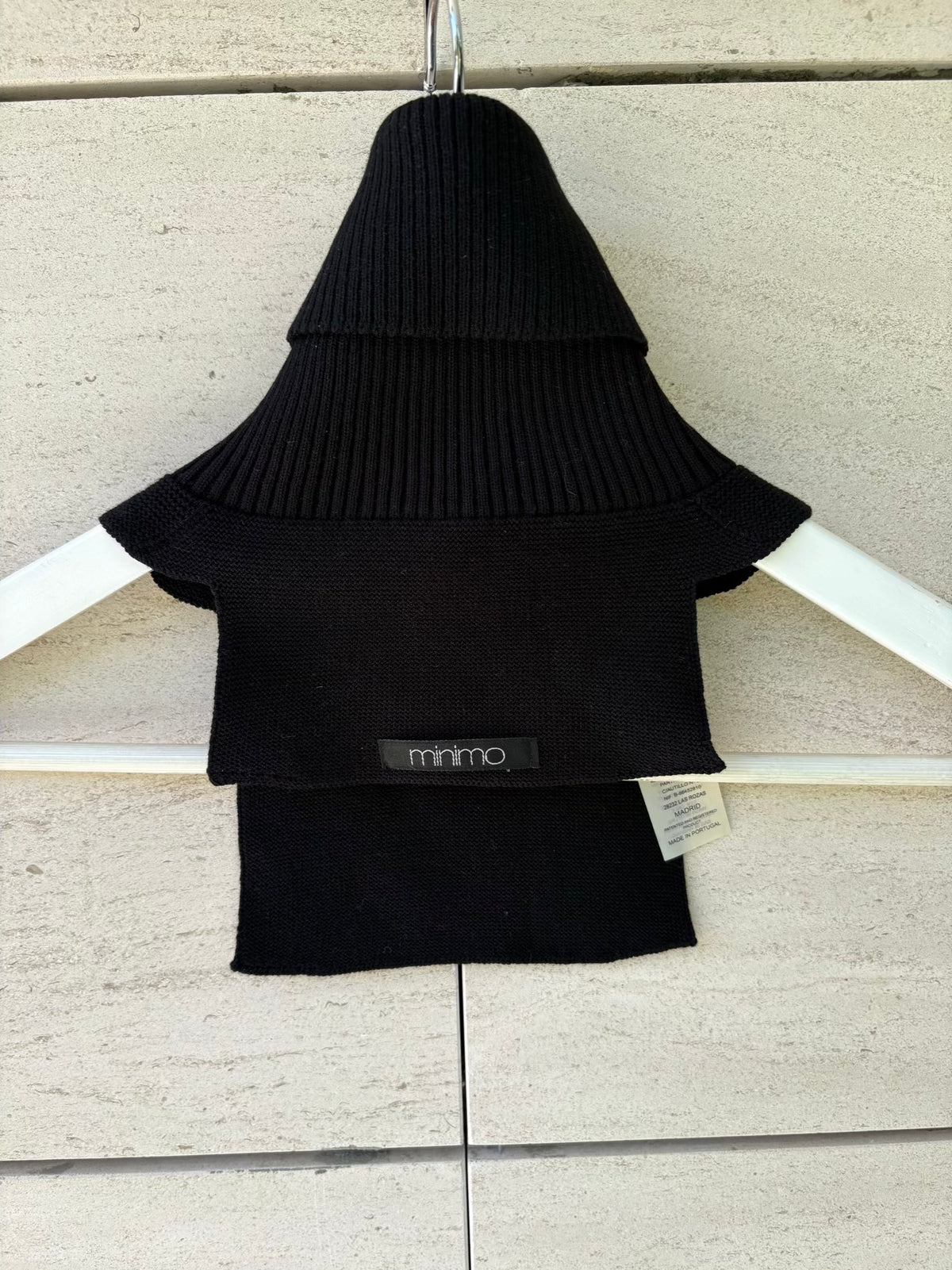 MINIMO. Cuello punto negro