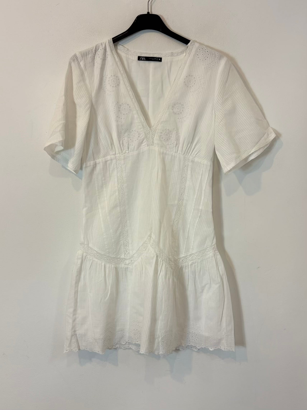 ZARA. Vestido corto blanco bordados