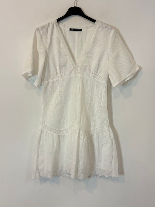 ZARA. Vestido corto blanco bordados