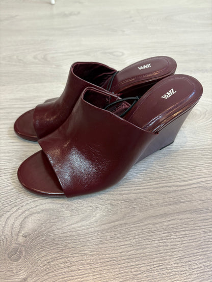 ZARA. Sandalia burdeos piel T 39