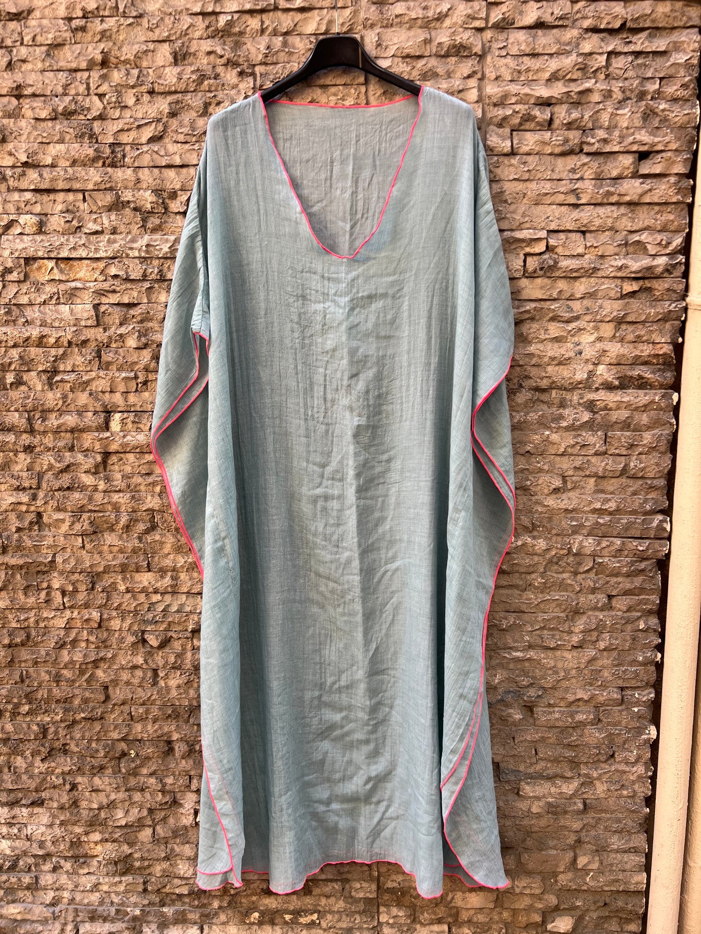 OTRAS. Vestido azul estilo kaftán detalle flúor. TU(s/m)