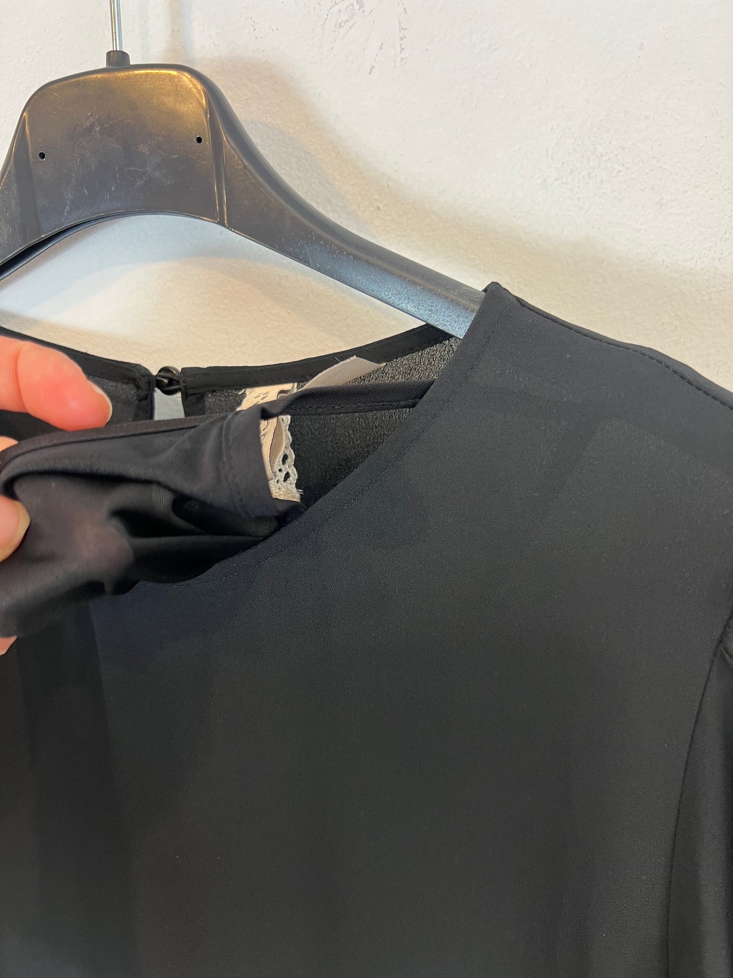 H&M. Vestido midi negro fluido. T 38