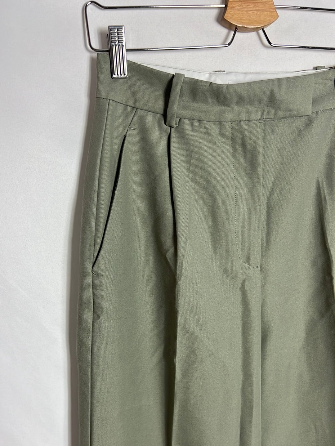 ZARA. Green wide-legged pleated trousers. Size XS