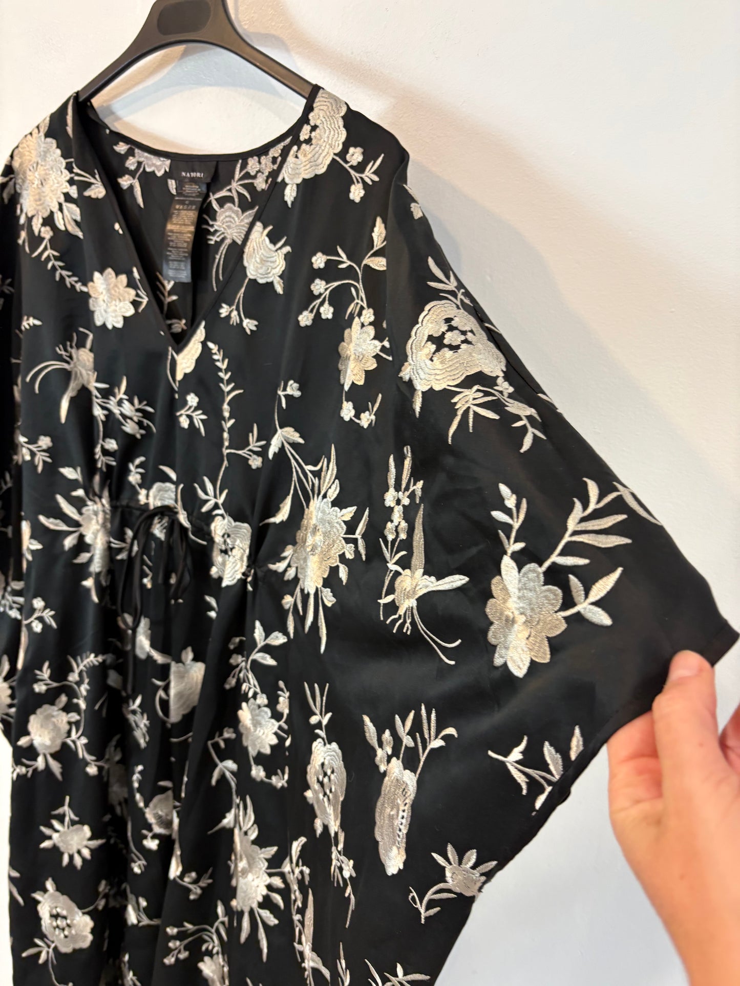 NATORI. Vestido largo bordados