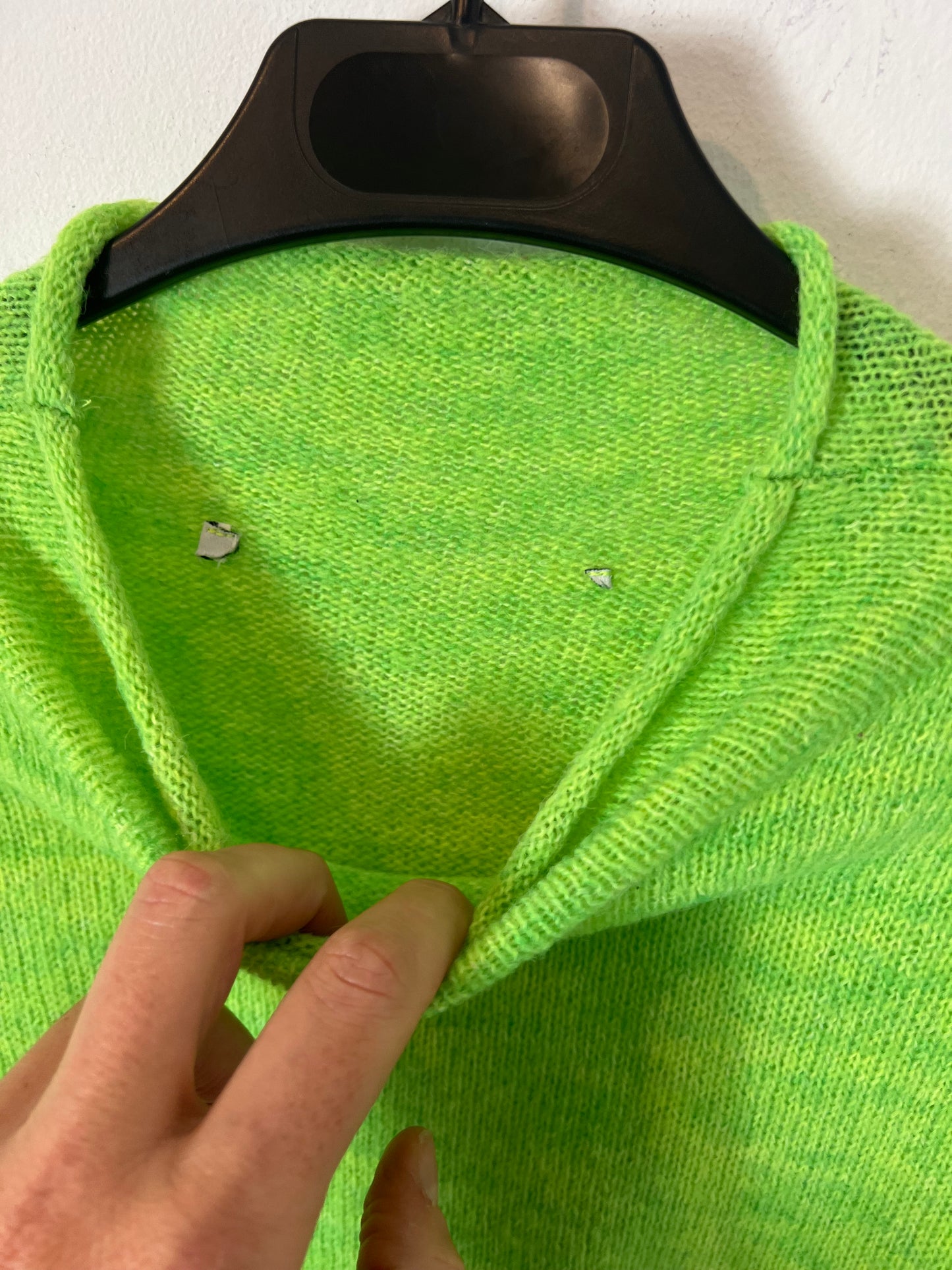 OTRAS. Jersey verde flúor detalle fruncido. T S