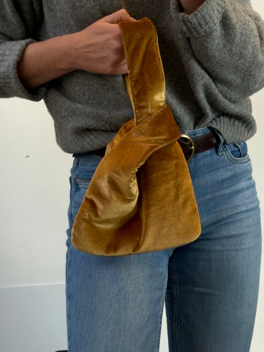 Bolso terciopelo mostaza detalle asa