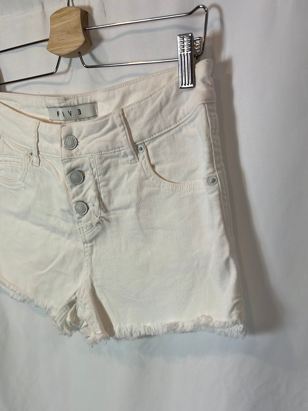 FIVE. White buttoned denim shorts. T 27 (38)